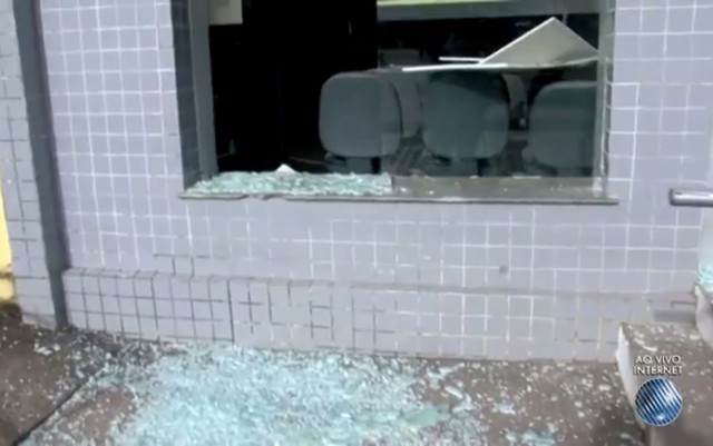 Vidraças foram destruídas com a explosão, na madrugada desta terça-feira (3) (Foto: Reprodução/ TV Santa Cruz