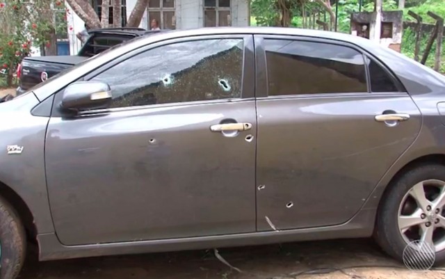Carro de pastor apresenta marcas de tiros após crime, que ocorreu no entroncamento de Ibirapitanga (Foto: Reprodução/ TV Santa Cruz)