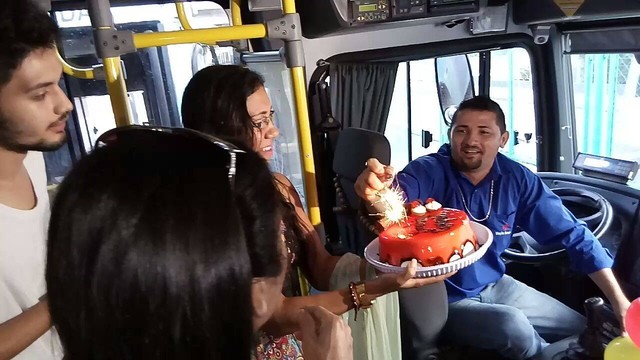 Festa surpresa foi realizada quando o motorista Ezequiel iniciava o expediente (Foto: Viação Fortaleza/Divulgação