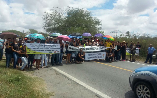 Professores protestaram contra atraso de salários em Teofilândia (Foto: Divulgação/Polícia Militar