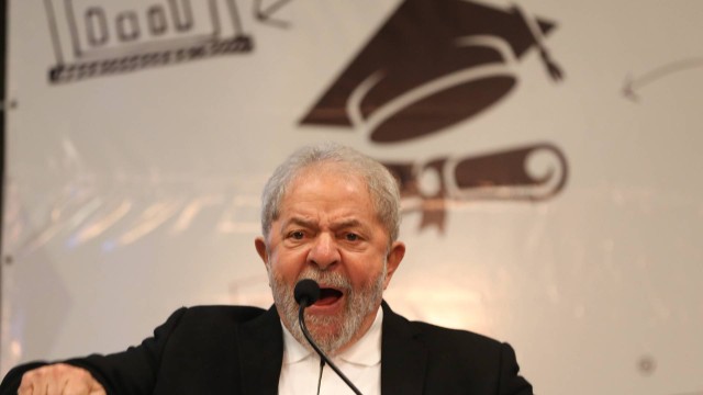 O ex-presidente Lula participa de ato em defesa de universidades públicas em Brasília Foto: Givaldo Barbosa / Agência O Globo