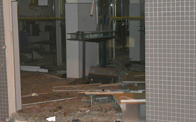 Agência ficou parcialmente destruída após explosão, em Jaguarari (Foto: João Carvalho/ Portal Jaguarari