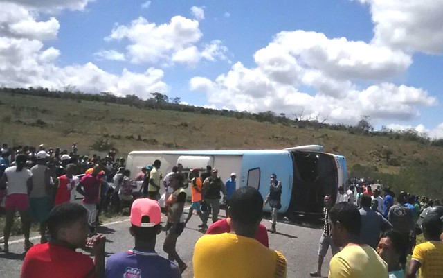 Ônibus tombou na região de Piritiba (Foto: Reprodução/Mídias Sociais