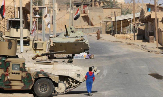 Menino caminha ao lado de forças iraquianas em Rawa - SULEIMAN AL-ANBARI 18-11-2017 / AFP Leia mais: https://oglobo.globo.com/mundo/presidente-do-ira-declara-fim-do-estado-islamico-na-tv-estatal-22091633#ixzz4z5fW3Qfa stest 