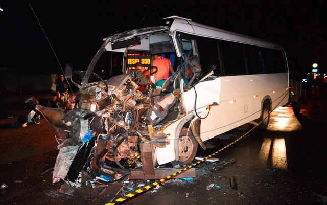 Frente do micro-ônibus ficou destruída (Foto: Elvis Araújo/Blogbraga