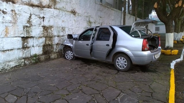 Carro colidiu contra o muro do Cemitério Público Municipal de Caxias do Sul (Foto: Maicon Rech/Grupo RSCOM