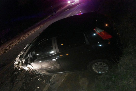 Um dos carros ficou atravessado na pista após o acidente; PM controlou o trânsito | Foto: Leitor do Notícias de Santaluz