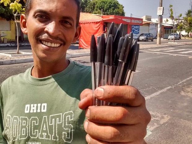 Rapaz vende canetas em local de aplicação de provas (Foto: João Cunha/G1