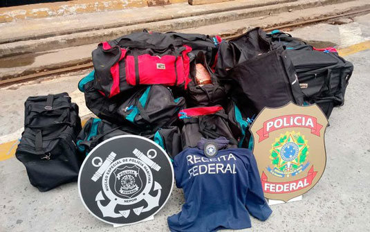 Mais de 300 tabletes de cocaína foram embarcados em navio no Porto de Santos (SP) (Foto: Divulgação/Receita Federal