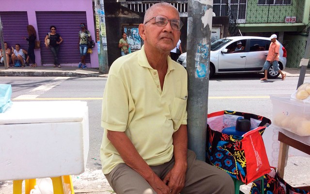 Aposentado de 73 anos chegou cedo para primeiro dia de provas do Enem, em Salvador (Foto: Alan Oliveira/G1