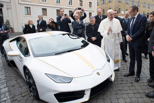 O Papa Francisco e seu Lamborghini (Foto: L'Osservatore Romano/Pool Photo via AP