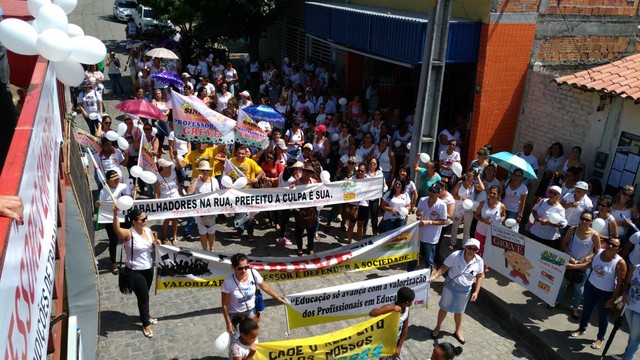 Manifestação de professores pelas ruas de Teofilândia na manhã desta quinta-feira (Foto: Diego Macedo/TV Subaé