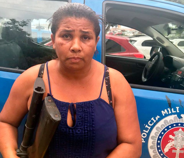 Mulher foi presa com armas e munições (Foto: Divulgação/SSP-BA