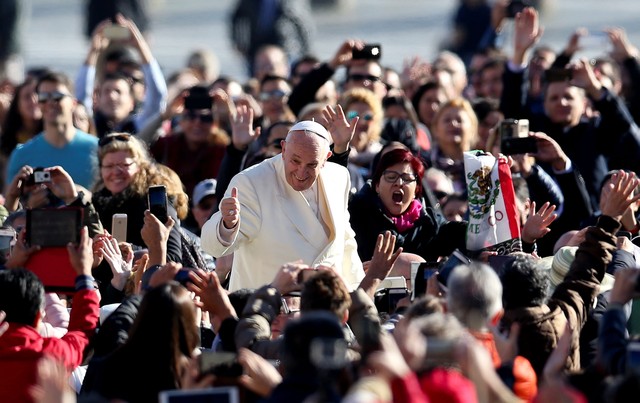 Papa Francisco chega para audiência semanal na Praça de São Pedro, no Vaticano, nesta quarta-feira (8) (Foto: Alessandro Bianchi/Reuters