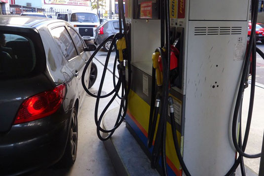 Pesquisa realizada pelo Procon de Porto Alegre na segunda-feira (20) encontrou gasolina comum por R$ 4,09 até R$ 4,29 (Foto: Diego Simões/PMPA/Divulgação