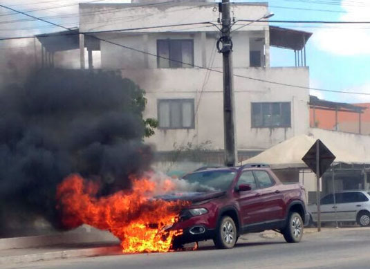 Carro pegou fogo ao passar por Valente | Foto: Leitor do Notícias de Santaluz