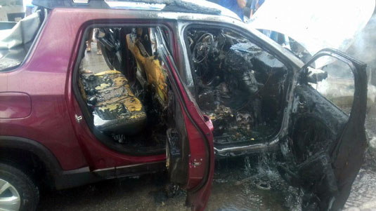 Carro de morador de Queimadas ficou destruído após pegar fogo em Valente | Foto: Notícias de Santaluz
