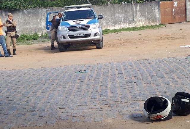 No local do crime foram encontrados dois capacetes | Foto: Ed Santos/Acorda Cidade