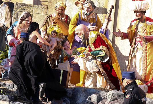 Policiais do Vaticano tentam deter ativista que avançou sobre cenário de Natividade na praça de São Pedro, no Vaticano (Foto: REUTERS / Alessandro Bianchi