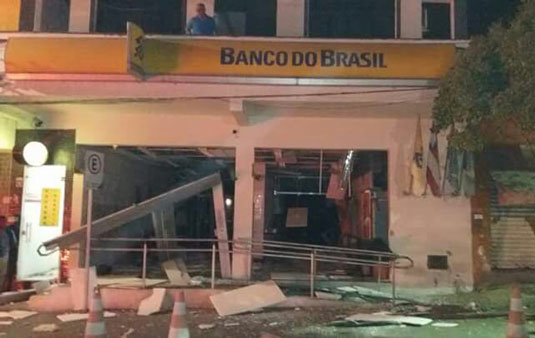 Agências do Banco do Brasil e do Bradesco foram explodidas por bandidos em Araci | Foto: Redes Sociais