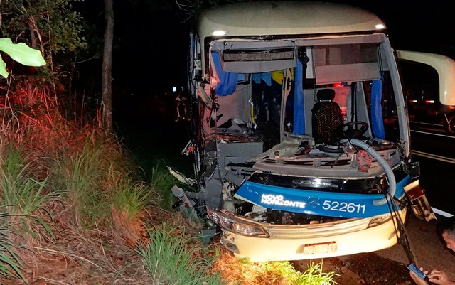 Batida entre ônibus, caminhão e carro deixou duas pessoas feridas em Barreiras (Foto: Jadiel Luiz/Sigivilares