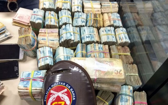 Polícia apreendeu R$ 364 mil com dupla em Feira de Santana | Foto: Divulgação/SSP 