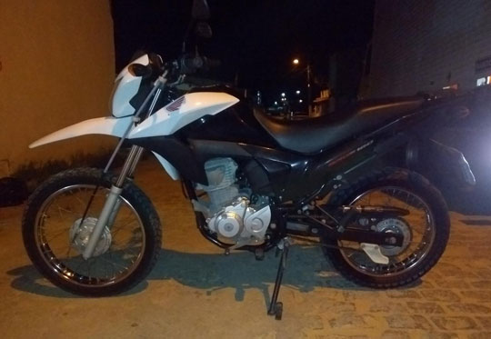 Bros branca é uma das motos recuperadas pela Polícia Militar em Serrinha | Foto: Divulgação/PM