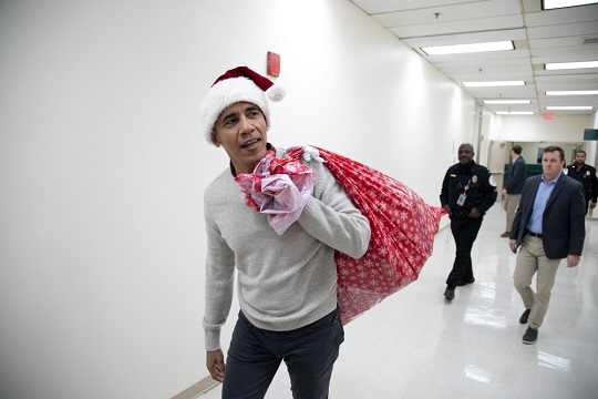 Barack Obama chega ao Hospital Infantil Nacional, em Washington, com presentes de Natal para distribuir aos pacientes | Foto: Chuck Kennedy/ AFP 