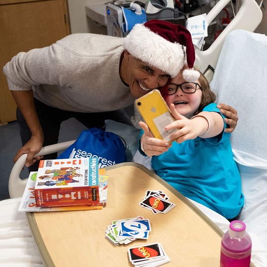 O ex-presidente Barack Obama visita pacientes do Hospital Infantil Nacional, em Washington, e distribui presentes de Natal | Foto: Chuck Kennedy/ AFP 