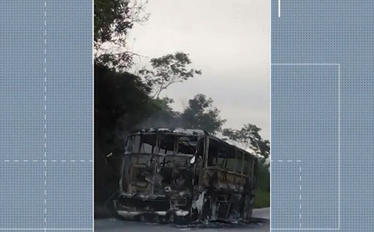 O ônibus ficou totalmente destruído com o incêndio. Ninguém ficou ferido | Foto: Reprodução / TV Oeste 