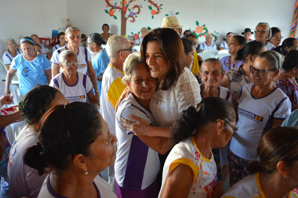Prefeita Quitéria durante evento com o grupo de idosos da melhor idade | Foto: Notícias de Santaluz/Arquivo