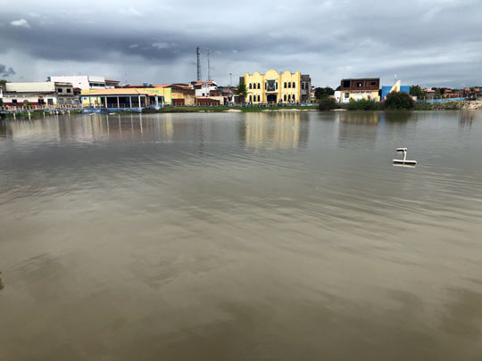 O Tanque Grande, no centro de Santaluz, foi um dos reservatórios que encheram com a água da chuva | Foto: Notícias de Santaluz
