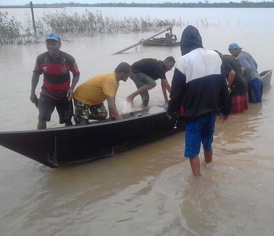 Barco vira e pessoas desaparecem no Rio São Francisco, em Xique-Xique | Foto: Central Notícia 