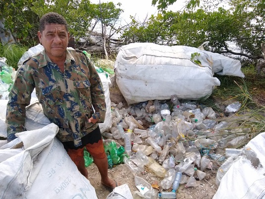 Josias faz coleta de plástico todos os dias enquanto pesca | Foto: Mhatteus Sampaio/TV Globo