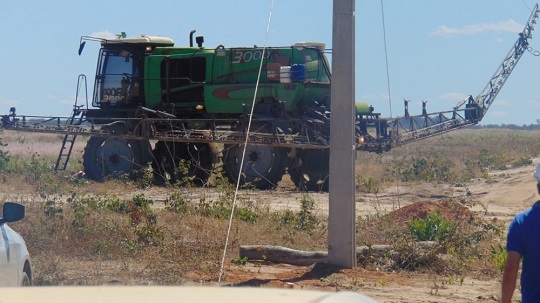 Fazendeiro morre eletrocutado após veículo pulverizador encostar em rede elétrica na Bahia | Foto: Blogbraga/ Repórter Edivaldo Braga