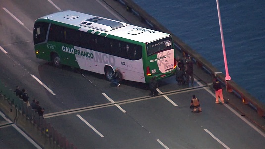Policiais cercam ônibus na Ponte Rio-Niterói | Foto: Reprodução/TV Globo