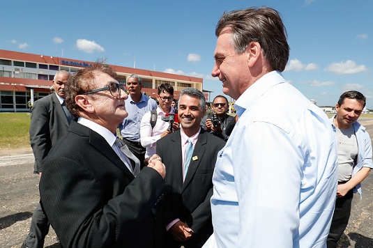 Bolsonaro recebe os cumprimentos do prefeito de Parnaíba, Francisco de Moraes Souza | Foto: Alan Santos/PR