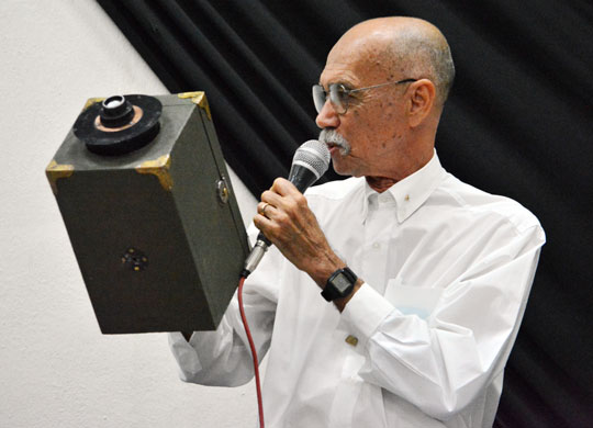 Itário Marques exibe câmera fotográfica produzida pelo pai dele há 100 anos | Foto: Notícias de Santaluz