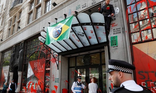 Ativistas e policiais durante protesto em frente à Embaixada do Brasil em Londres | Foto: PETER NICHOLLS / REUTERS