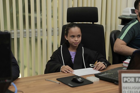 Ana Luísa Sousa, 10 anos, visitou o Fórum Ministro Henoch Reis e pode viver um pouco do sonho de se tornar juíza | Foto: Divulgação/TJAM