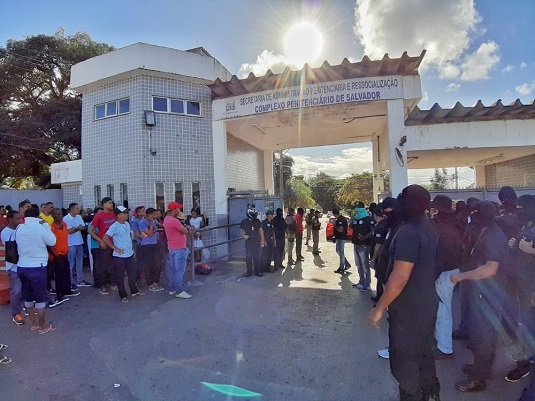 Agentes penitenciários fazem manifestação na frente do Complexo Penitenciário de Salvador, no bairro da Mata Escura | Foto: Raphael Marques/TV Bahia