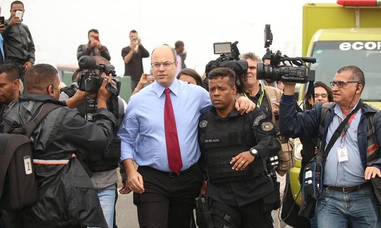 Governador andou abraçado com o comandante do BOPE, coronel Maurílio Nunes Foto: Fabiano Rocha / Reprodução/O Globo