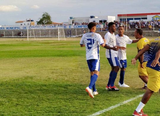 Tobinha comemora gol junto com jogadores e comissão técnica de Santaluz | Foto: Kaká Santos/Notícias de Santaluz