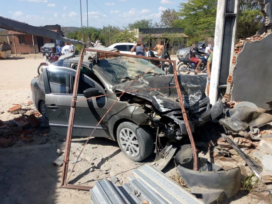 O carro e o muro da residência ficaram parcialmente destruídos | Foto: Leitor do Notícias de Santaluz