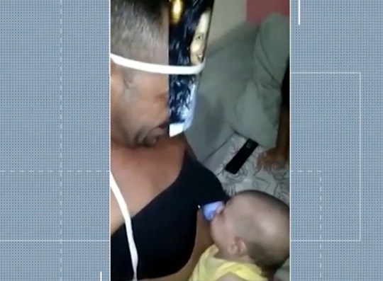 Baiano viralizou na web após colocar foto da esposa no rosto e prender mamadeira em sutiã para 'amamentar' filho | Foto: Reprodução/TV Bahia