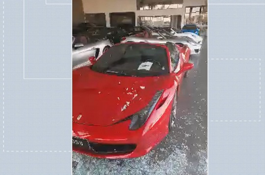 Ferrari avaliada em R$ 1,5 milhão é atingida por estilhaços em loja apedrejada no DF | Foto: Reprodução