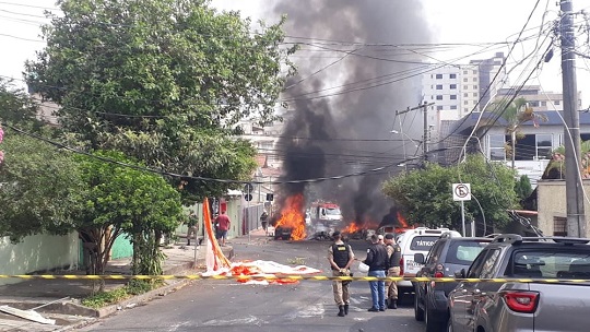 Aeronave de pequeno porte caiu no bairro Caiçara, em BH | Foto: Herbert Cabral/TV Globo