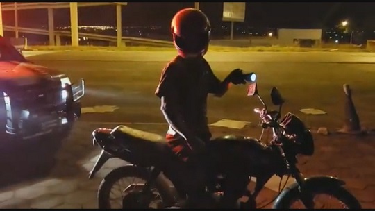 Motociclista é autuado por usar laterna improvisada no lugar de farol | Foto: PRF/Divulgação