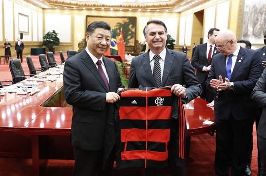 Presidente da China, Xi Jinping, recebe agasalho do Flamengo de Jair Bolsonaro em Pequim | Foto: Yukie Nishizawa/Pool/AFP