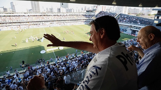 Bolsonaro assiste a partida de futebol Santos e São Paulo na Vila Belmiro | Foto: Isac Nóbrega/PR